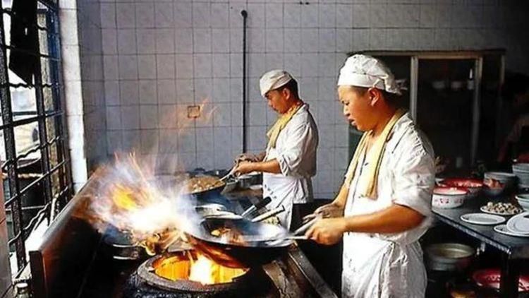 第56分钟，阿森纳右路角球开到禁区后点加布里埃尔头球回摆弧顶厄德高凌空打门偏出。